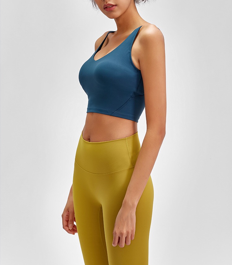 Alt: " Beyond Yoga Slim Racerback Cropped Tank for Woman product image – Acuvick " Woman wearing Beyond Yoga slim racerback cropped tank during workout